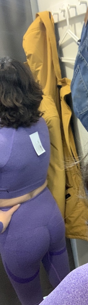 Костюм очень приятен к телу, подчеркивает фигуру классно, хочется скорее пойти в зал и попробовать его в деле))