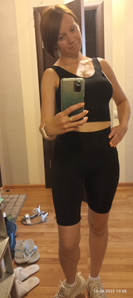 Мне очень понравился! Хорошо держит грудь за счёт вставок чашек, которые можно вытаскивать. Хорошо тянется ,плотный.Сшит качественно.