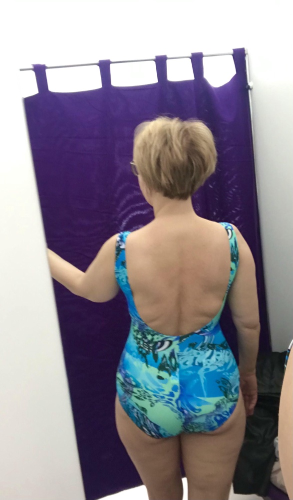 Расцветка яркая, красивая. Ткань плотная, швы аккуратные. В груди хорошо сел. Но спина слишком открытая и поэтому лямки сползают. Возврат