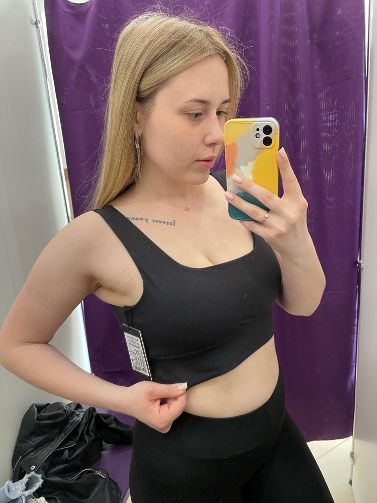 Это самый лучший топ что я заказывала, ни один топ ещё на мне так хорошо не сидел, не сковывает движение, ничего нигде не топорщится, в общем офигенный) ОГ 94 подошёл размер L