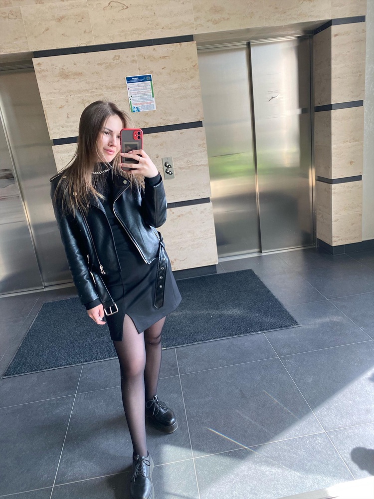 Немного длинновато, подтягиваю к талии, рост 154см, при ходьбе не поднимается)