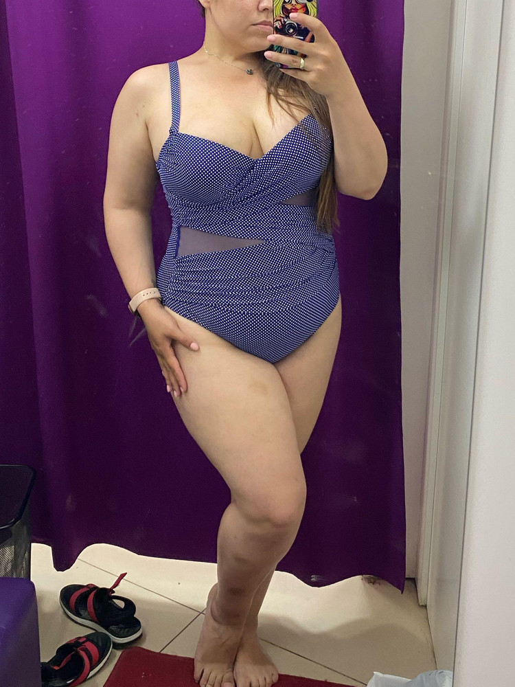 Купальник в целом хороший, заказывала три модели у этого продавца и только в этом купальнике чашка подошла на большую грудь. (Чашка C-D) Не утягивает, ткань для этого слишком тонкая, но драпировка на животе немного скрывает наетое непосильным трудом. Застежка на спине очень неудобная, минут 5 пыхтела, застегивая ее. Лямки регулируются. Конечно, на модели сидит гораздо интереснее, но, наверное, она, в отличие от меня, готовилась к лету. В общем оставила.