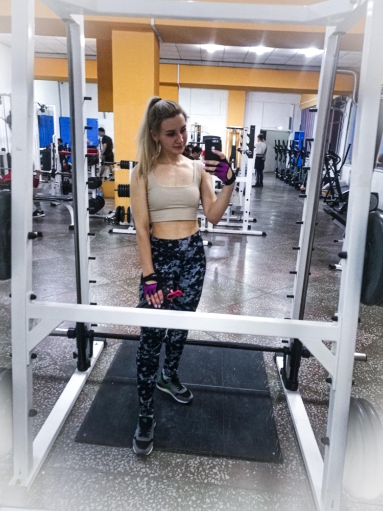 Шикарный топ, просто космос!
Мой любимый)
Чашечки съёмные, но я не снимаю
Можно и в пир и в мир и в тренажёрный зал) материал универсален 👍🏼