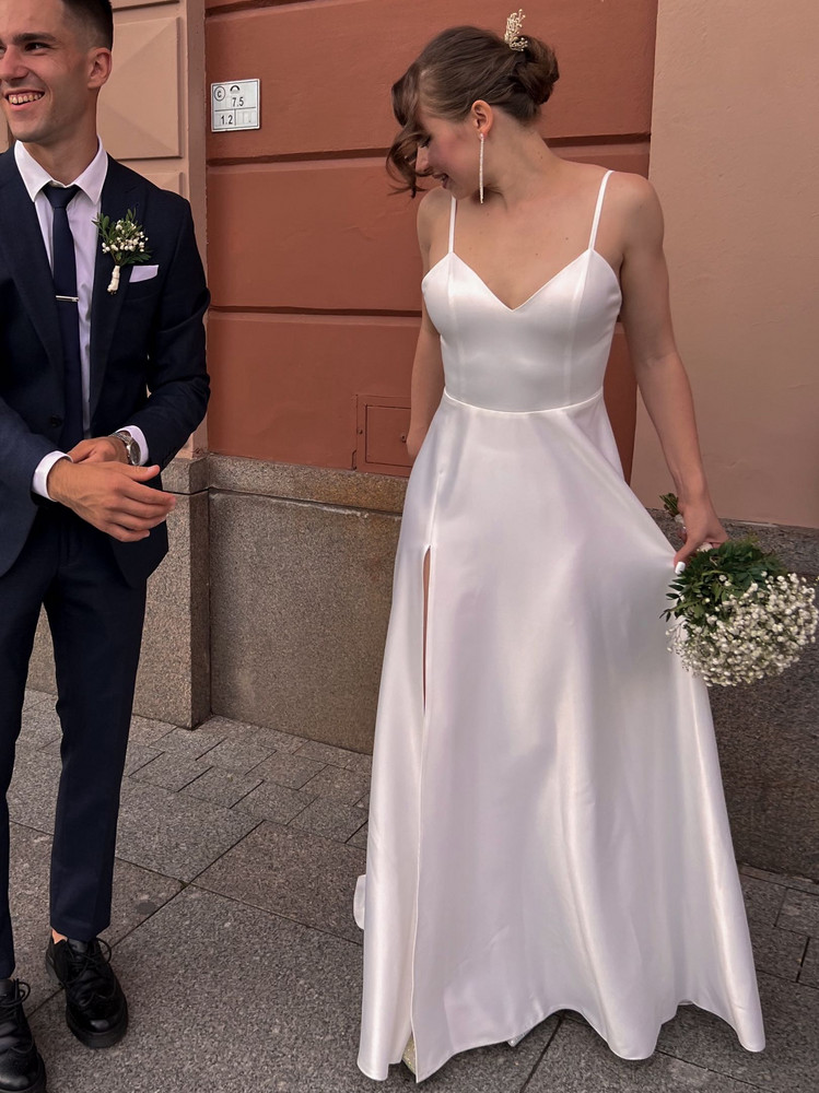 Платьем полностью довольна, по размеру подошло идеально, но нужно было укорачивать и также хотела разрез сделать по ножке, в результате получилось идеально. Во время свадебной фотосессии получила кучу комплиментов от прохожих☺️ Но к сожалению после торжества так и не отстирался подол до конца(