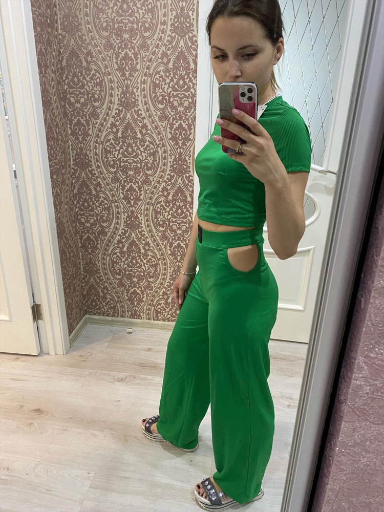 Очень понравился костюм, и модель и ткань легкая,на лето,струящаяся.Очень классный фасон с вырезами на бедрах,смотрится интересно.Но размерная сетка никак не помогла с выбором,купила свой обычный S, я 83-66-92.На бедра налез туговато но зато потом резинка хорошо села на талии,не морщась.Брюки буду чуть укорачивать см на 2,мой рост 158 см,чтобы под платформу носить.