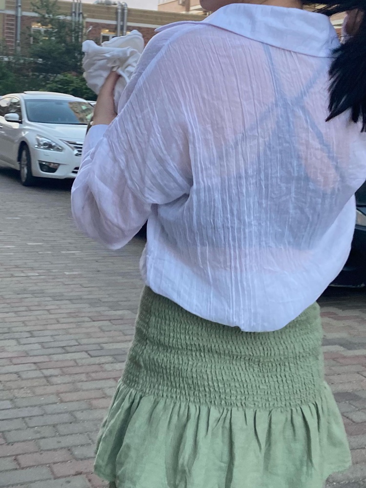 Рубашка марля, не требует глажки, очень тонкая прозрачная. Линия плеча занижена, сидит хорошо. Ткань не слишком натуральная, видно синтетическую составляющую. В целом хорошая. 