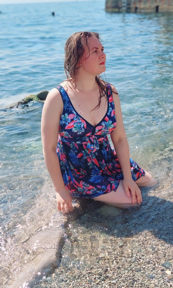 Отличный, очень удобный, сидит плотно, красиво грудь выглядит.