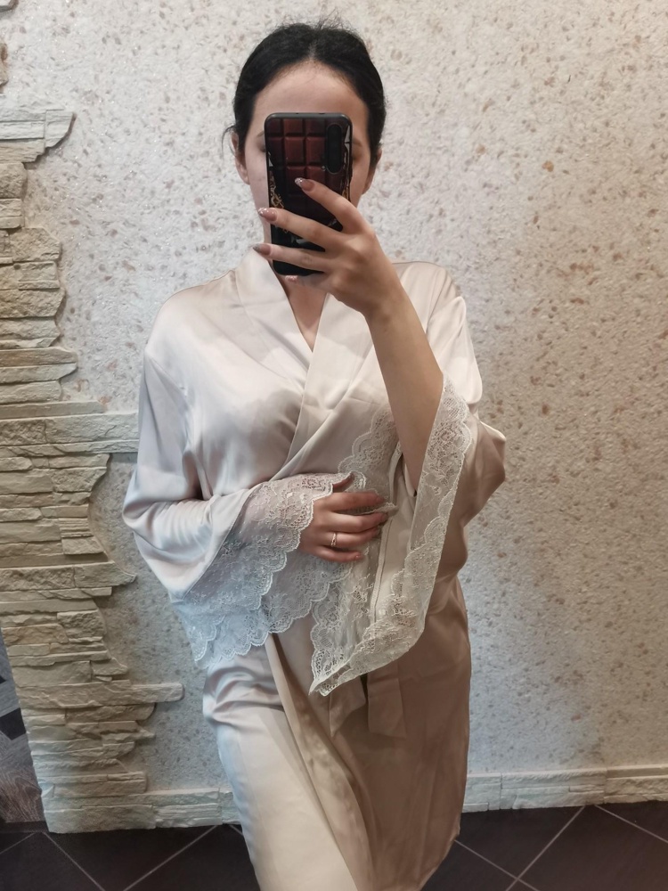 Наконец-то получила свою посылочку 😍Сказать, что я в востоге-не сказать ничего🥰Халатик просто чудо,не хочется его снимать, материал очень приятный🌸Сшито просто идеально, кружево смотрится очень дорого😍Покупкой очень довольна, денег на такую красоту уж точно не жалко 🙏Качество, дизайн просто на высоте, всем рекомендую🙌Очень порадовало наличие фирменного пакетика, у других производителей такого не встречала 👍🤗Спасибо, обязательно закажу   что-нибудь еще этой фирмы 🙏❤️