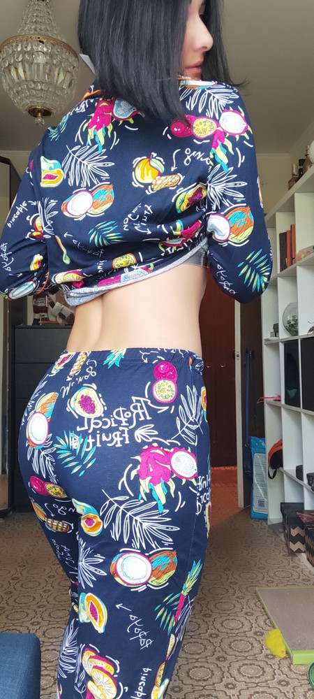 Упаковка пришла потрёпанная,даже очень. Пижама классная 🍌🥥🥝🫐🍓🍇🍏🍎🍉🍑🥭взяла на рост 167. Ношу 44-46. Взяла 46, удобная,мягкая. Посмотрим,как победить себя после стирки. Отлично смотрится с акулой из икеи😁