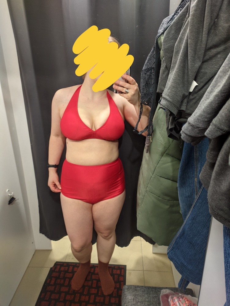 Не собиралась писать отзыв, так как я его в итоге сдала назад, но вижу, что много негативных, решила вступиться за этот купальник) он соответствует фото! Я ношу 50 размер и грудь где-то 3 или чуть больше. Всё вошло! Сидит отлично (в раздевалке не удобно было снимать, вживую гораздо лучше сидит). Ткань, конечно, недорогая, но он и стоит 600 руб. на Алике. Откуда я благополучно его и заказала) так что купальник 🔥, но 1600 за него многовато.