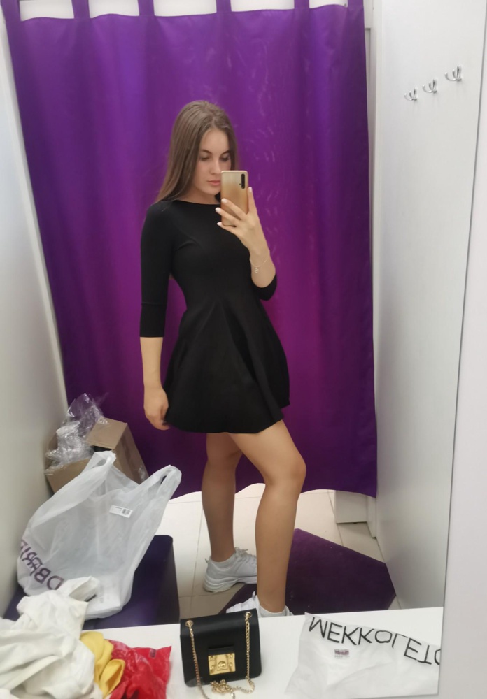 Платье понравилось, на осень самое то
Достаточно плотный материал, но приятный к телу
Единственно рукава слишком тугие, когда сгибаю руку, чувствую как все пережимает и будто кровообращение останавливается 
Если бы было чутьььь свободнее рукава,вообще все было бы шикарно. 
Молния хорошая, не застревает
Порадовало что платье упаковали красиво, и бирка новая не потрепанная ,это говорит о том что платье абсолютно новое,не мерили и не носили. 

Мой рост 170 см, взяла размер М на обхваты 89-66-102 .
На широкие бедра как видите прекрасно сидит, и подчёркивает красиво талию. В этом платье я будто не 170,а все 180 см. Кажешься выше.