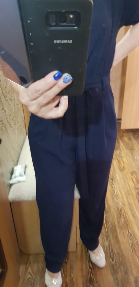 Очень хороший и красивый.  Ткань тяжелая,  скрывает все недостатки,  смотрится хорошо на фигуре.  Но не доя теплого лета, будет жарко.  Взяла на размер больше,  потому что смотрится более свободно и красивее на мне.  Попыталась сделать фото,  но не очень удачно.  Рекомендую к покупке.