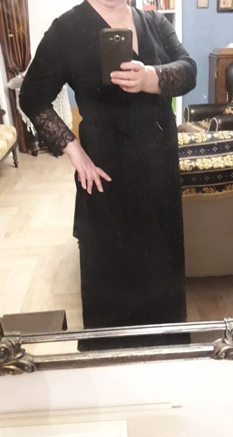 Халат оправдывает свое название. Отличная ткань с легким стрейчем, смотрится элегантно, одна из немногих вещей, которую мне не придется подгонять по фигуре, очень довольна!