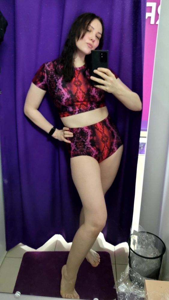 Потрясающий купальник! Он стройнит,оригинальный и очень тонкая,нежная ткань, не просвечивает!
Взяла М, на мои параметры 93/81/103 сел идеально!