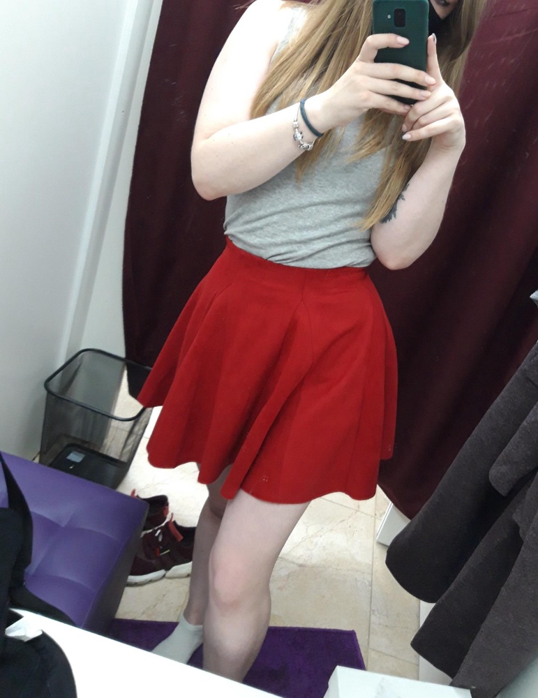 Почитав отзывы, я вошла в замешательство. У кого-то она большемерит, у кого-то маломерит.... 

Была не была, взяла размер L на свой прлмежуточный размер между М и L. Юбка на высокой талии. Мой ОТ: 72 см, рост 172см. 

В итоге, у меня юбка попалась маломерящая. Но застегнулась впритык. Я все равно решила взять, тк сейчас нахожусь в процессе похудения и размер больше не имеет смысла брать, ведь в этот я тоже влезла. 


Материал приятный. У меня она не красится. С обратной стороны такого же цвета. 

В общем, милая юбочка, которая еще и худит) будет классно смотреться под теплые колготки и ботинки.