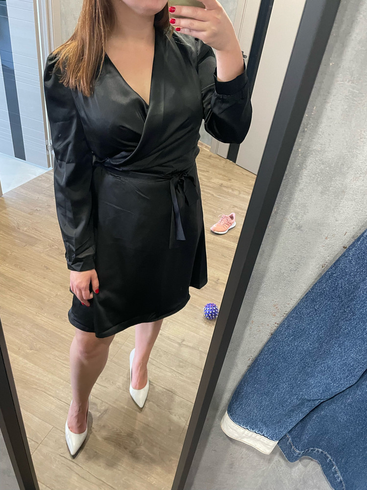 Девоочки, платье просто тооооооп. Я дама с формами, и платье просто скрыло все недостатки фигуры и подчеркнуло то, что нужно. Очень дорого смотрится ткань, нитки нигде не торчат. Рост у меня 168 и длина получилась идеальная, не слишком низко, не слишком коротко. В таком платье будете чувствовать себя королевой. Размер совпадает с реальным. И главное! Купили подруге похожее платье из такого же материала, но на 4 к дороже) Поэтому советую брать, цена полностью оправдана. Спасибо продавцу.  Жду еще синее, может и его возьму) 