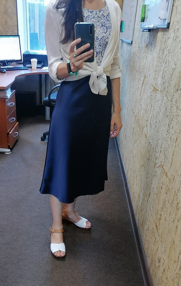 Слушайте, классная юбка) Ткань плотная, швы ровные, цвет волшебный) Есть запах, но, думаю, это дело пары стирок.
Отдельное спасибо за вариации размера. На свои 161 в высоту очень сложно что-то подобрать.