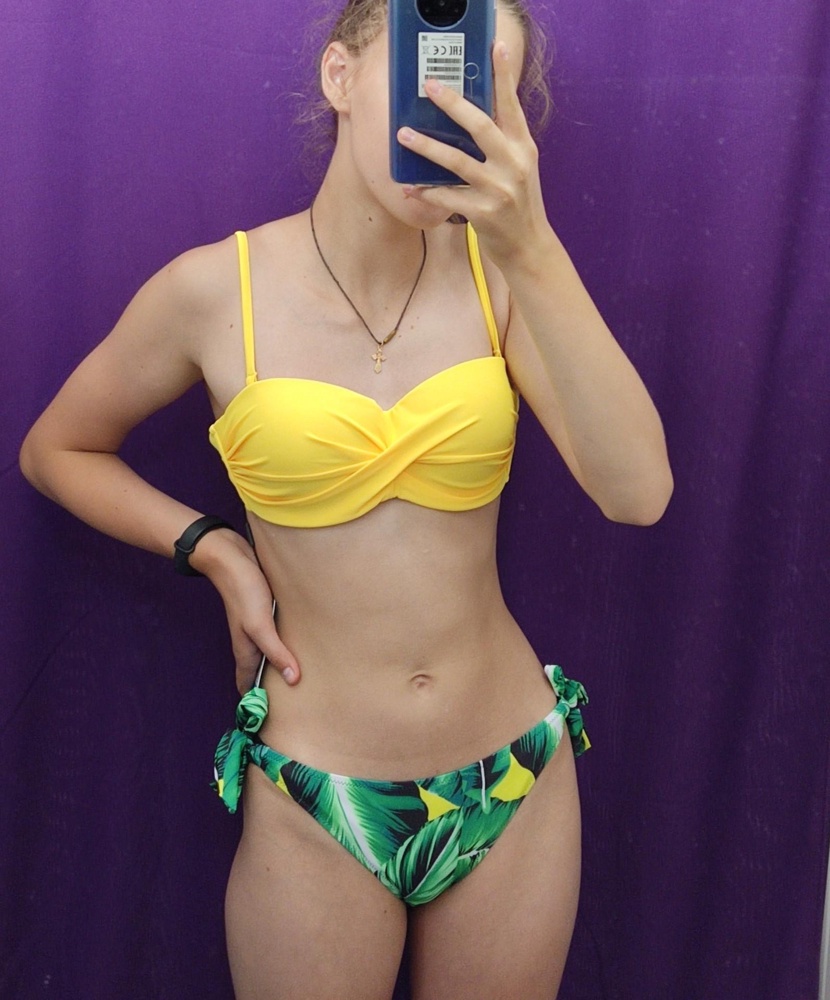 Классный. Соответствует размеру. Чашки не пушап внутри, но смотрятся как пушап. Очень яркий на солнце. Советую