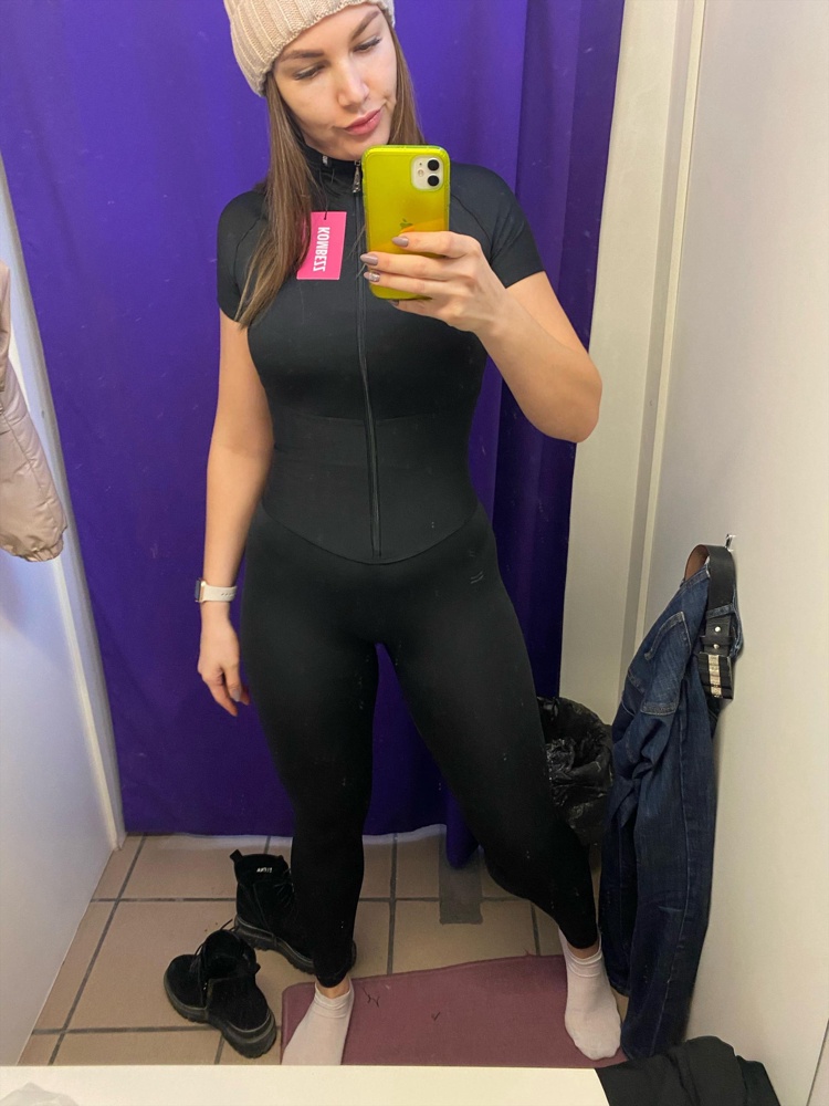 Заказывала 2 варианта , этот и точно такой же с длинным рукавом , ткань почему-то оказалась абсолютно разная… по фигуре садится очень хорошо,рост 174-всё в порядке! ткань не очень понравилась , вроде плотная, не просвечивает, но цепляется за малейшую шероховатость((( пришёл уже в затяжках((  по этому выбрала второй вариант 