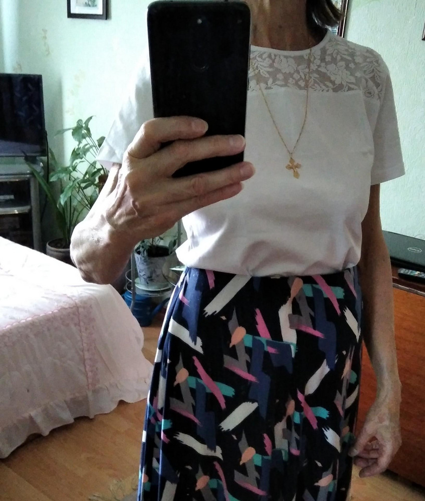 Очень симпатичная . Даже не могу назвать её футболкой. Смотрится, как нарядная кофточка. Качество ткани хорошее. Мои размеры: ОГ - 92, ОТ- 78, ОБ- 100, рост-168. Подошёл размер : 164-96