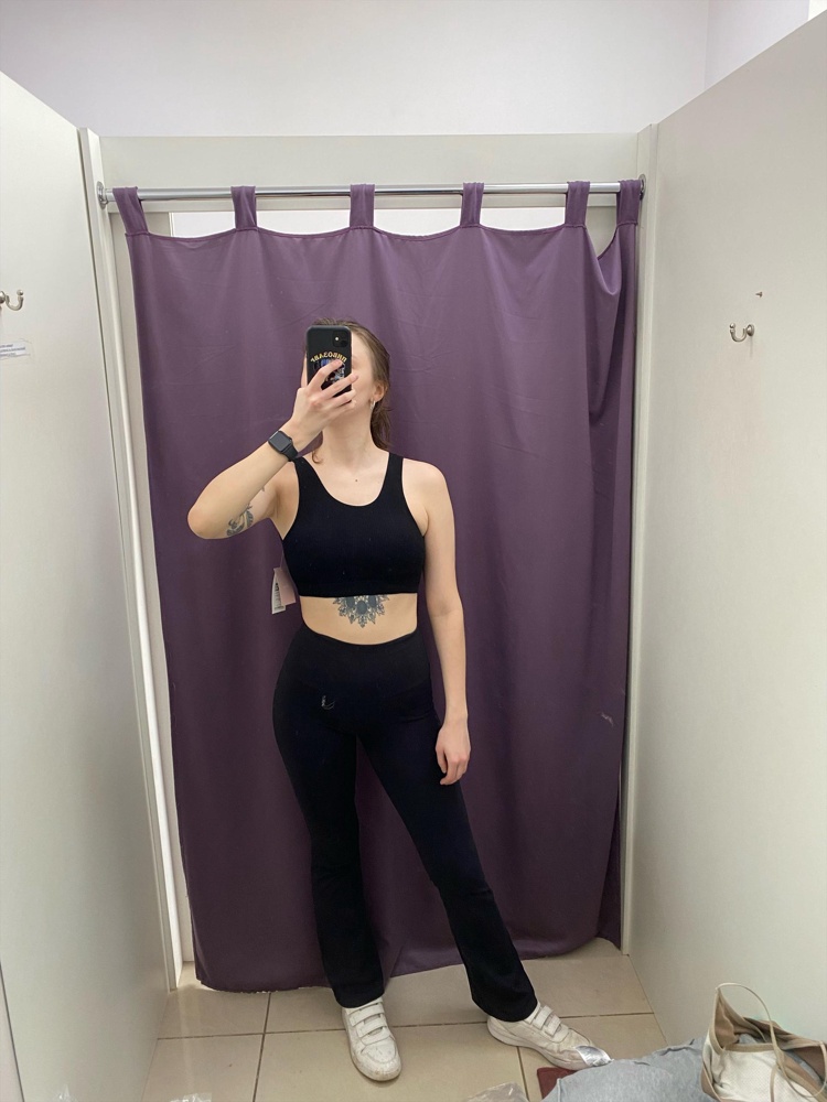 Странный крой, лямки не прямые, а сужаются к шее, из-за этого кожа в районе подмышек торчит на улице, выглядит маленьким, хотя на самом деле подходит по размеру. Внутри есть съемные чашки