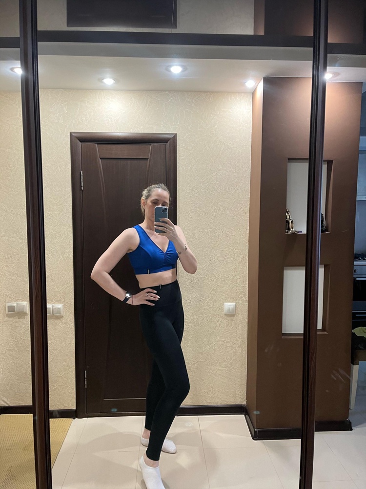 Очень плотная ткань и грубая. При тренировках на поясе ткань сворачивается, не держит форму( Приятней одевать более эластичные легенцы. Запаха не было. Так же хочу отметить ДЛИНУ, высокие девочки меня поймут) мой рост 176 и ещё есть запас