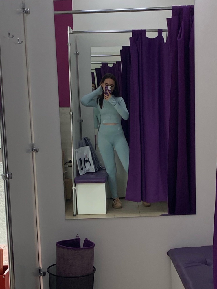 Дееевочки,это просто бомба. Ткань просто качественная,шик и блеск. Я заказывала размер м на свои 83-65-92. В груди нормально,не жмёт. Все что надо утягивает и подтягивает. На рост 156 внизу немного сборки ,но это ничего страшного. Тянется хорошо. Кофта просто зачёт. Мне очень понравилось 