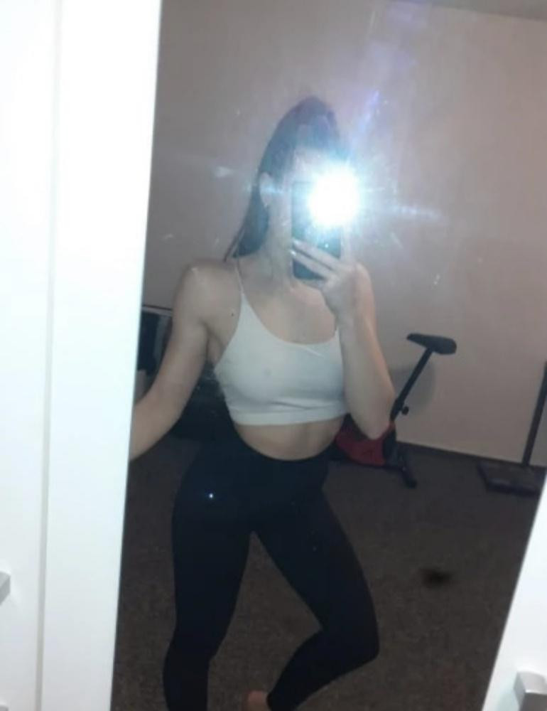 Потрясающие 🔥 при свете выглядят светлее, попа в них смотрится отлично, оч удобные) размер подошёл, качество порадовало))