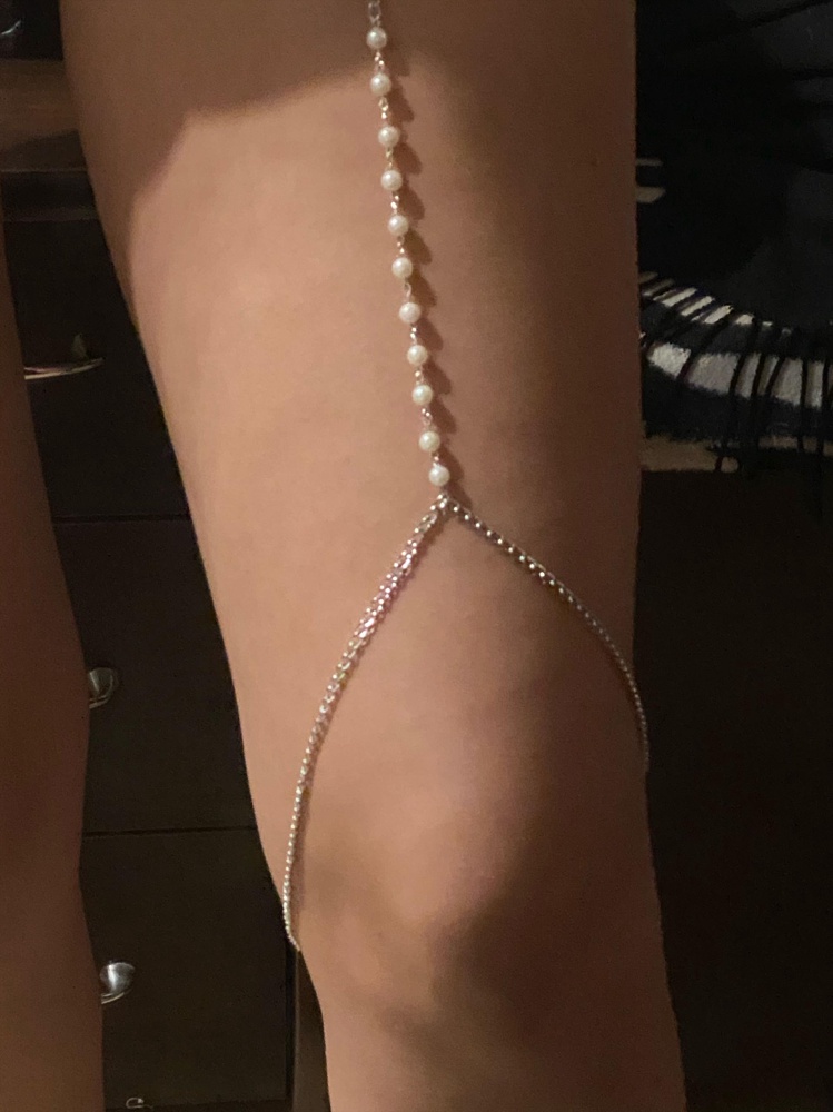 Очень красивое украшение, нежно смотрится на ножке. Отлично подошла по размеру, переживала что будет пережимать, но все супер. Особенно порадовала милая упаковка. Пришла очень быстро. Спасибо❤️