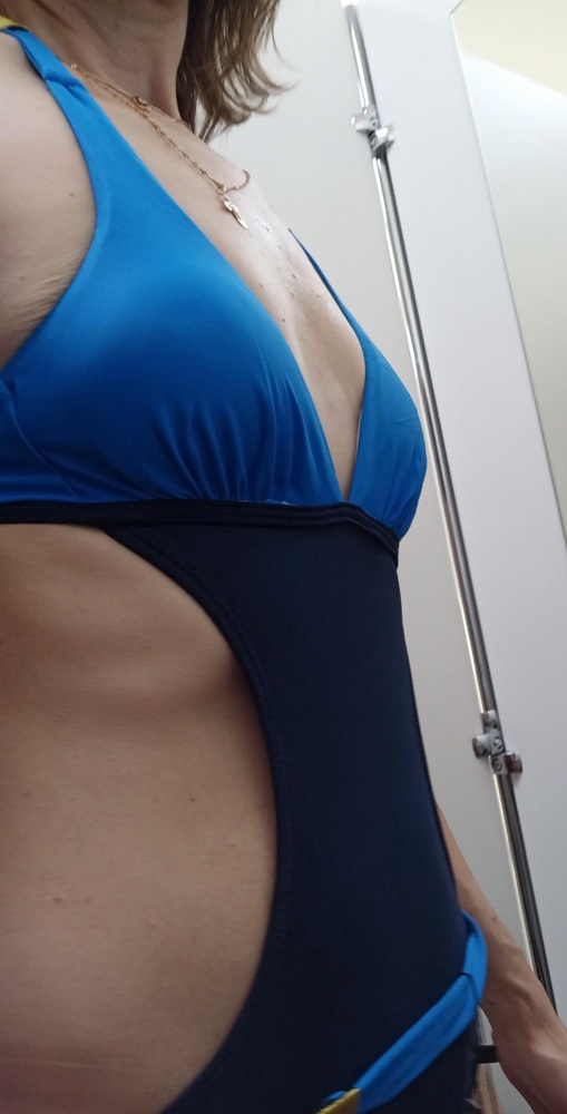 Отличный купальник, яркий, красочный, соответствует фото. Но слишком короткая часть между лифом и плавками.Еле завязала на шее завязки.