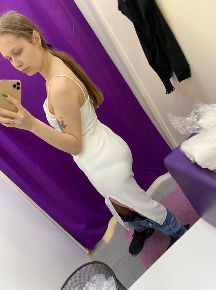 Заказывала сразу 2 размера: 42 и 44. Ношу свой 42-44. 42й оказался маловат, вернее прям в обтяг, а в талии давило. А в 44м очень комфортно. Платье реально крутое! Материал смотрится дорого.  Под него необходимо бесшовное телесное белье, однозначно. А с правильно подобранными аксессуарами вы будете просто шикарны!!! Мой рост 164, длина оптимальна, и разрез там где надо. Выкупила за 2632р. 