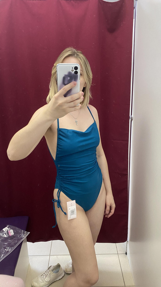 Купальник классный и цвет бомба,и красиво облегает фигур,но когда даже слегка наклоняешься все титьки наружу и все видно ,только из-за этого отказ ,а так купальник шикарный 