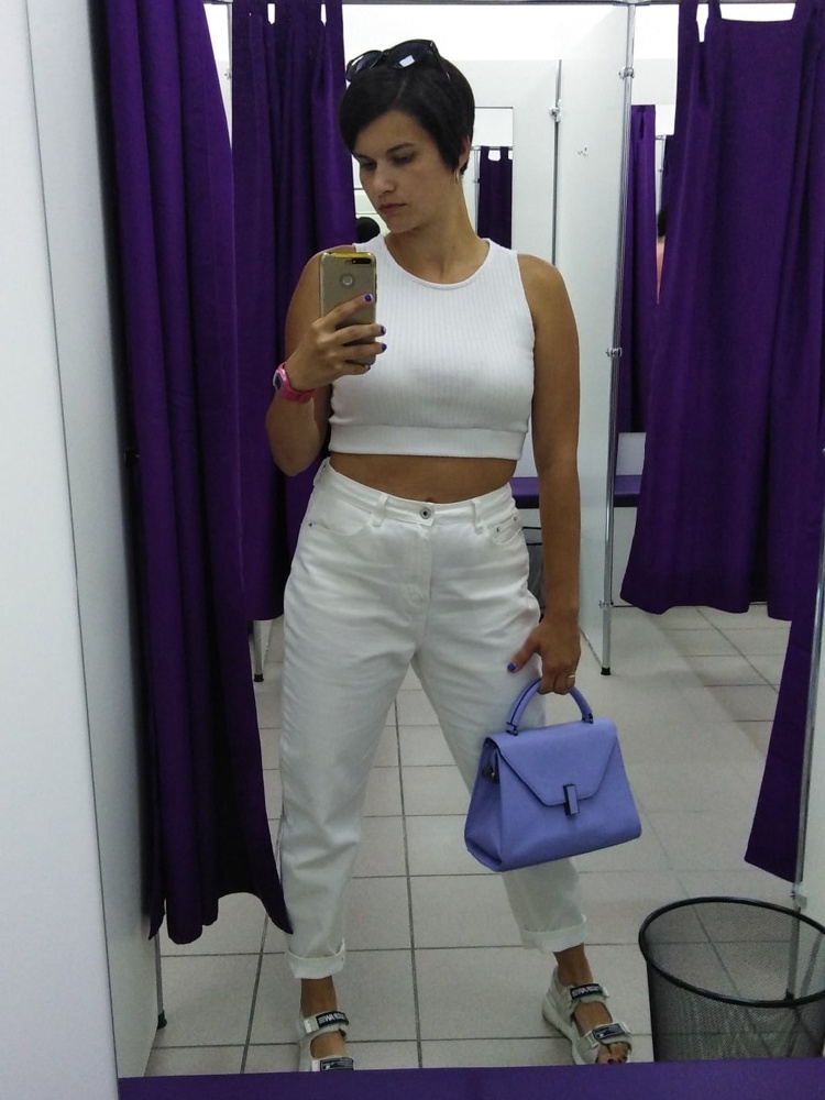 Топ идеальный, дышит, приятный к телу. Но на мой 160 рост оказался длинноватым, пришлось подшить, чтобы носить с высокой посадкой брюк.
А так рекомендую!