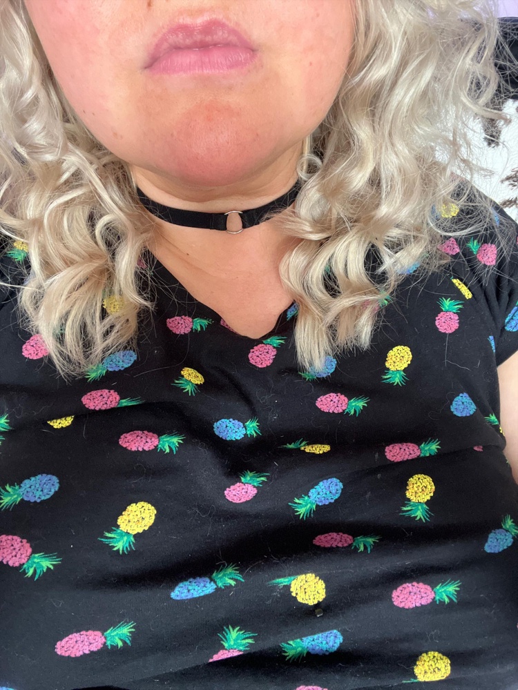 Удобный, хорошо тянется , на жирненькую шею налез 👌🏼