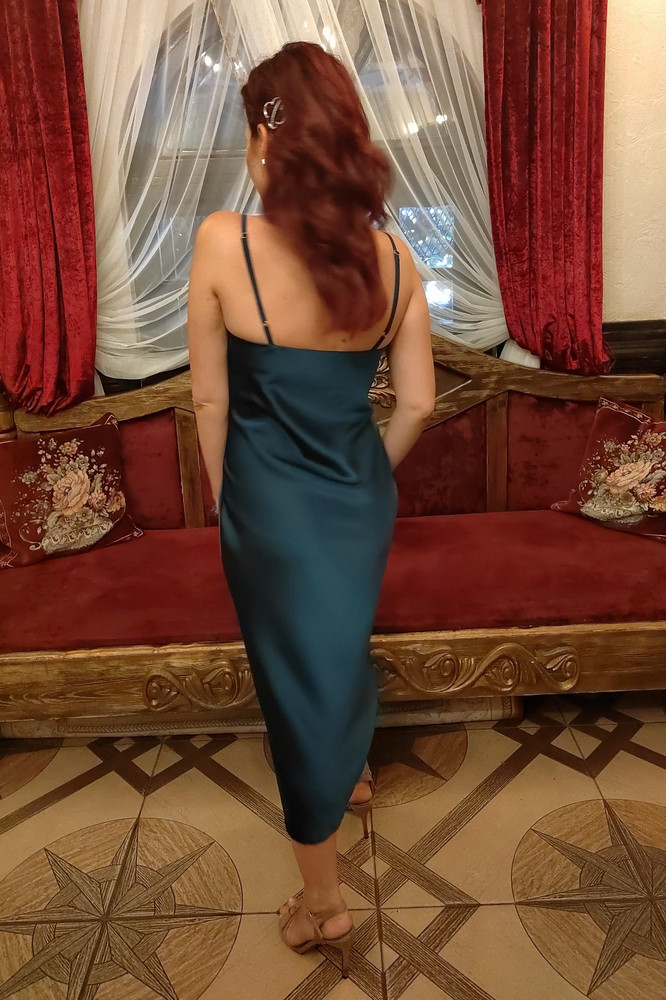 Красивое плотное платье. Шви по бокам и правда сильно выделяются, но не критично. В размере s  плотно держит грудь в м свободнее. Если ваше проблемно место живот, то он будет выделяется. Это моя проблема, на фото видно. На некоторых кажется, что в положении😁Но выкупила-очень женственно