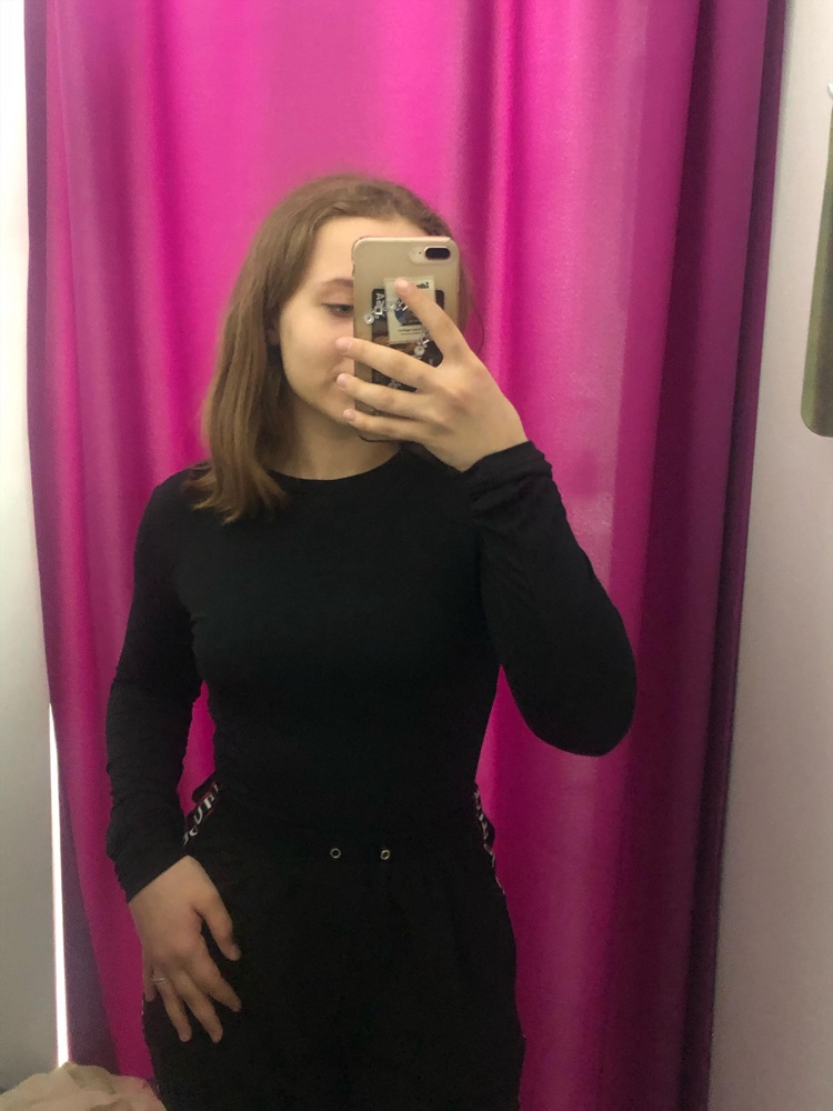 Заказала очень срочно в воскресенье, пришло в четверг. Размер взяла XS 42, были длинные рукава, немножко обтягивало. Но вообще всё отлично, советую!