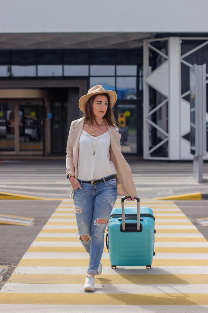 Она классная 👍 пришла целая, чистая и хорошо упакованная. Качественно сшито, нитки не торчат, как для синтетики приятная на ощупь. Бретельки регулируются.  