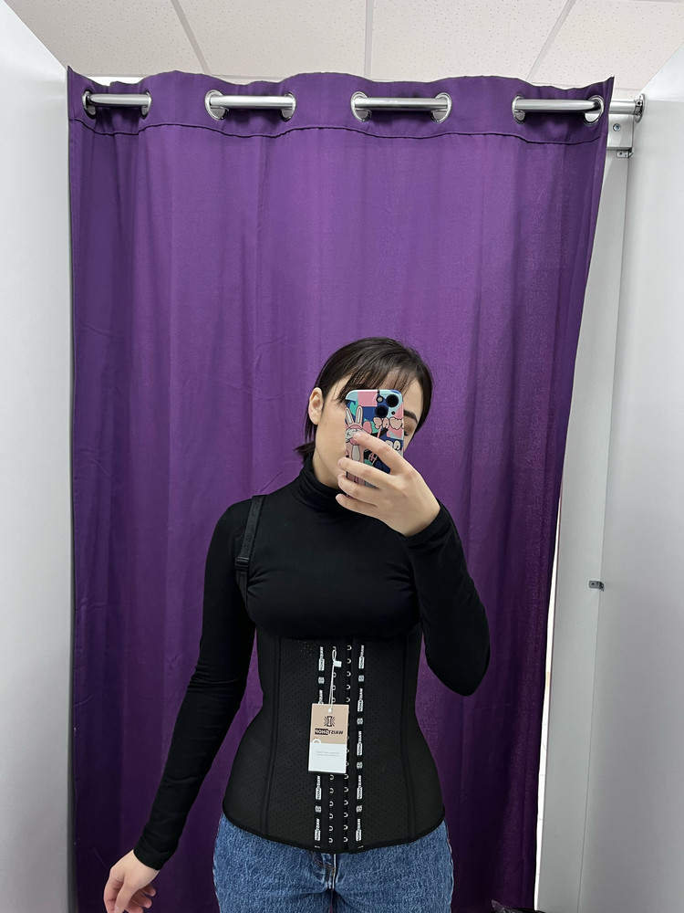 Я довольна капец как. Не пожалела о покупке ни разу. Просто супер комфортно, застегивать главное снизу вверх. Сильного запаха нет. Уверенна, что это утянет талию. И поможет сидеть ровно. Я конечно не прям колышком стою, но есть поддержка спины, а если спину не выпрямлять, давит на живот. От этого дискомфорта выпрямляешься. Пошито просто замечательно. Проношу не один год, это точно. Для маленьких девочек, лямки большеваты. Сваливаются с плеч, затянула до максимума.