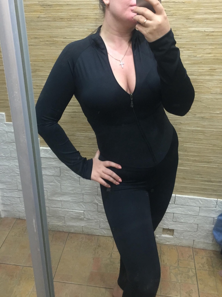 46-48 подошёл на объём 99х82х99. Обычный мой размер 48. Рост 168 длинноваты рукава и штаны, но это не критично. Хорошо подтягивает живот, бока у меня большие и их немного видно. Поэтому если у вас бока или животик надо померить. Мой вес 72. Качество отличное. Молния эффектно расстегивается, запаха у костюма не обнаружила. Сверху пока буду накидывать футболку объемную, а через месяц носить как положено. Спасибо. 