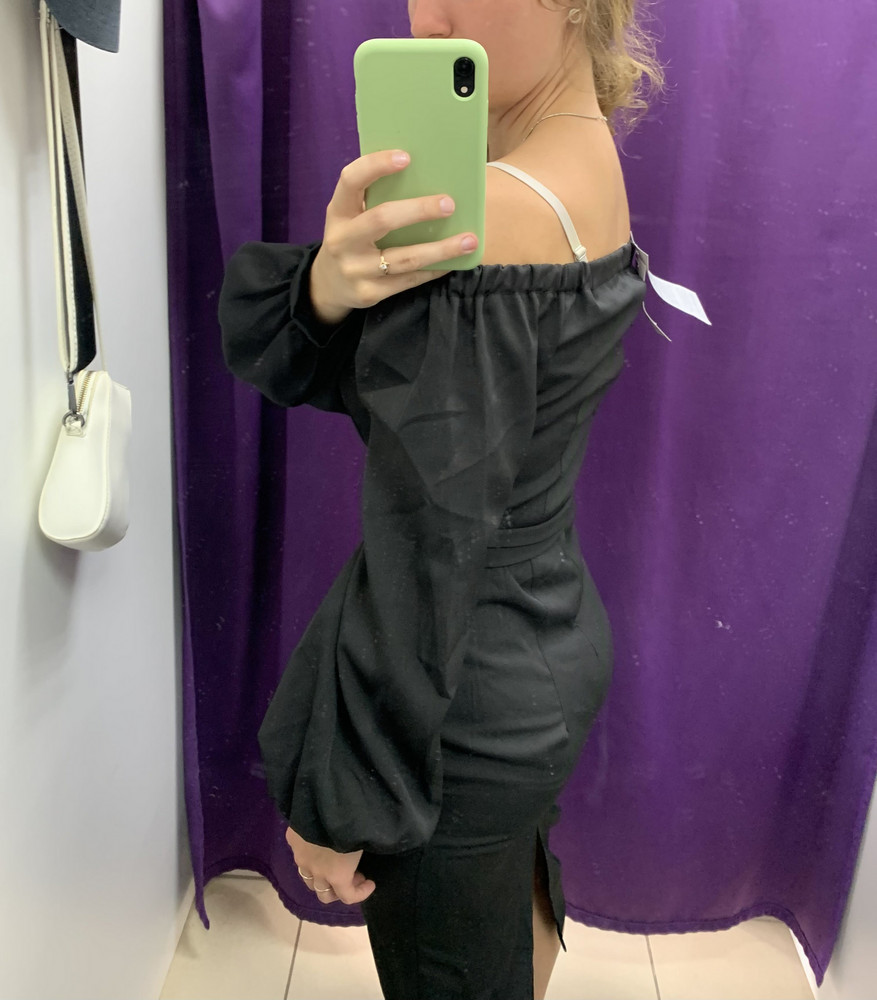 Платье хорошее, понравилась и ткань и пошив. НО! Модель платья рассчитана на рост 170+ на мой 160 сзади на выточках собирается мешком. Или это из-за пошива, или из-за роста 🤔 на объемы 80/65/90 в бёдрах размер a тесноват 