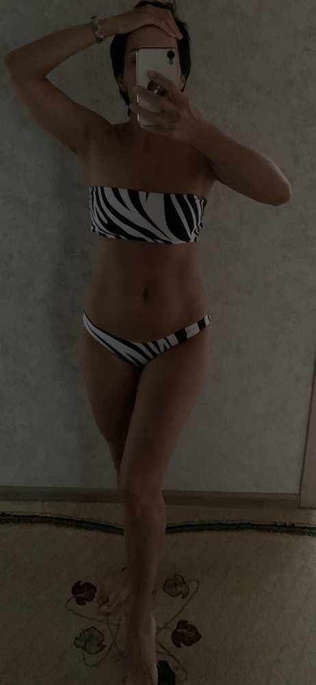 Купальник отличный) я взяла 2 размера для выбора, лучше подошёл размер М. Мои параметры : рост-168, вес-60, ог-90, от-74, об-99, 44 года 😁. Трусики от S очень плотно сели , некомфортно, поэтому оставила М. Лиф на завязках , регулируется. Ткань приятная на ощупь. Упакован купальник был в пакет с зипзамком, аккуратно сложен. Что очень приятно - производство Россия! Я уже загорела, смотрится очень красиво) Рекомендую . 