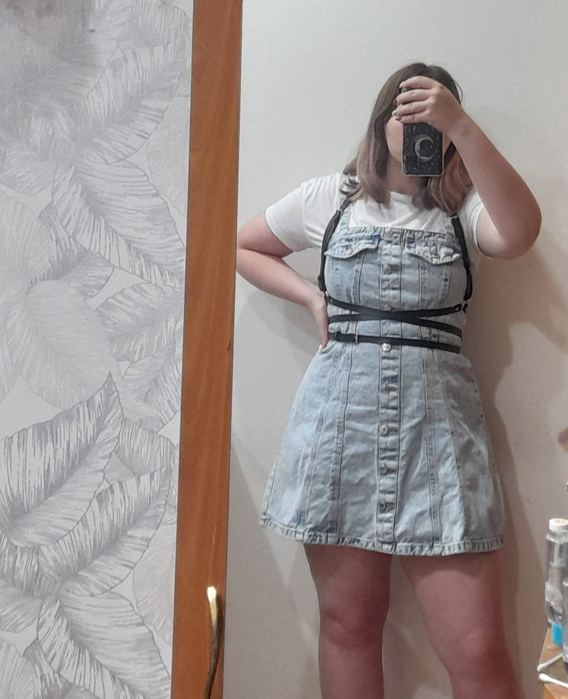 Очень очень сильный химозный запах, аллергия дала о себе знать. Надеюсь за пару дней у окна запах выветрится. Из-за этого -1 звезда
А так супер за свои деньги