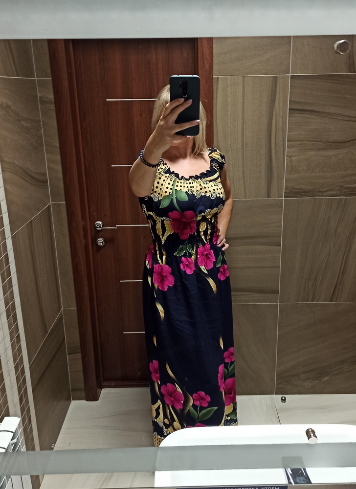 Отличное платье, материал приятный, правда пока не стирала, не знаю, как переживет. Звезду за дефект, сразу не заметила, советую проверять