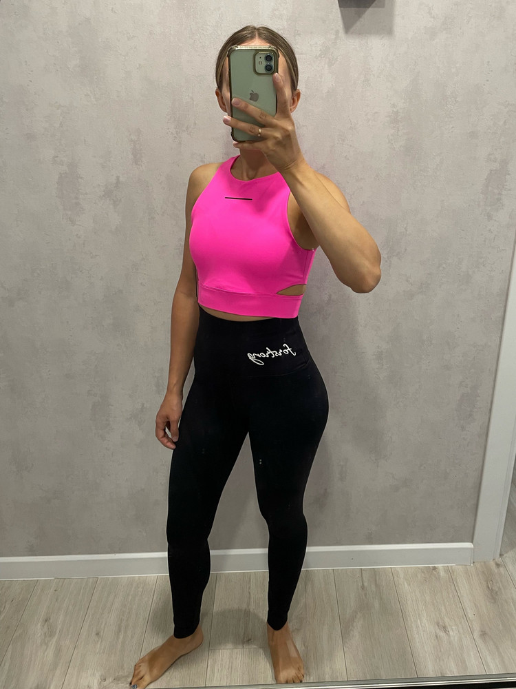 Очень красивый,очень,но к сожалению это единственное достоинство.Ткань больше напоминает купальник,не дышит совсем,тяжело надевать и снимать ещё сложнее.При интенсивных нагрузках становится очень не комфортно,как в скафандре.Если вам важнее красота то можно брать)если цените комфорт то вряд ли вам понравится топ из такой ткани.Пожалуй первая и последняя покупка этой фирмы.