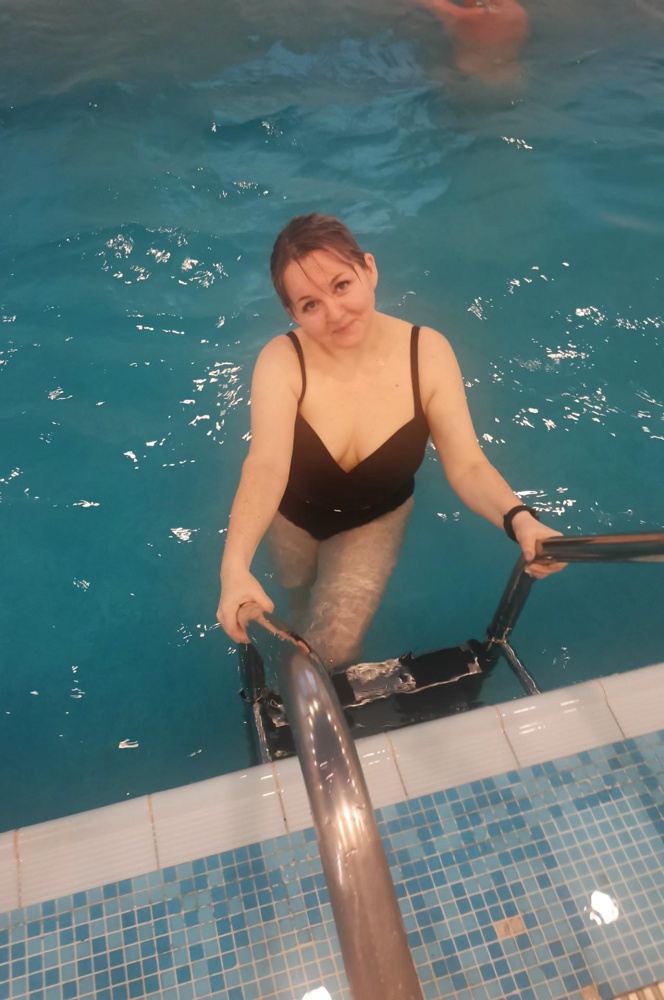 Очень понравился купальник, стройнит, в воде форму не меняет, ткань смотрится отлично, размер в размер.