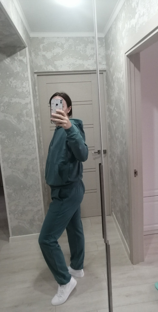 Шикарный костюм, особенно учитывая стоимость в 1000 руб. Тонкий хлопок, пошит аккуратно, единственное брюки оч длинные, хоть и рост 173см. Вес 68кг, взяла XXL, т к хотела чтоб свободно было, да и после стирки подсядет немного. Благодарю производителя и продавца. Удачи.