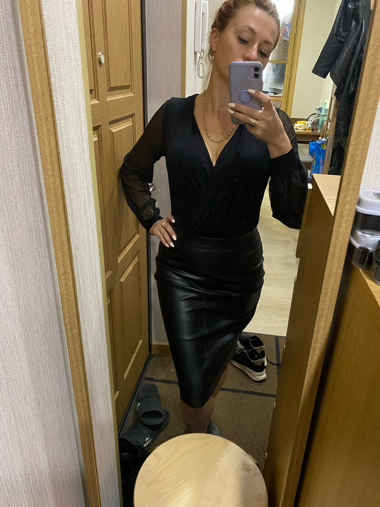 Качество, хорошее. Ткань приятная. Рукава сеточка, не цепляется. Внутренний край выреза не обработан. Ластовица широкая, застёжка удобная