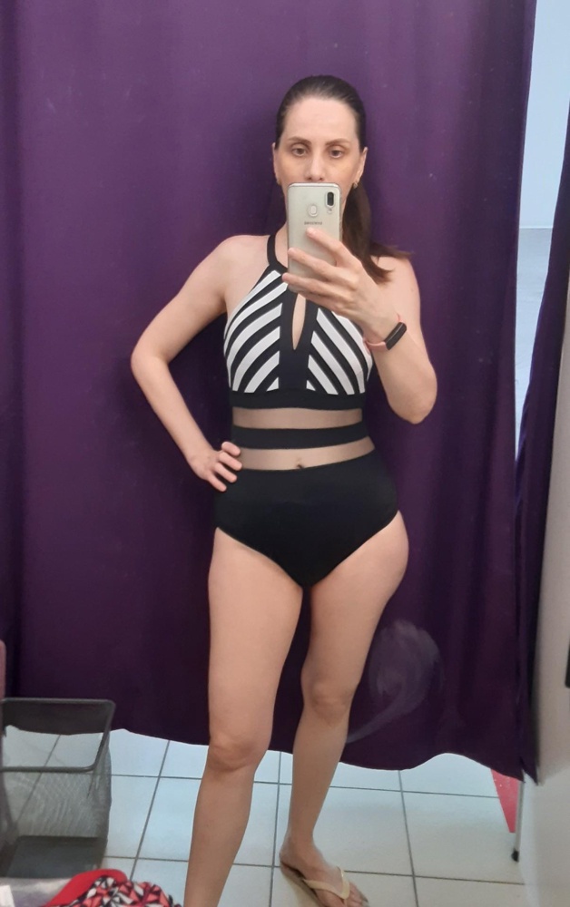 Купальник отличный, ткань плотная, на груди есть чашечки. Но учтите он плохо тянется. Мой размер 44 русский . Здесь взяла 40 размер сел прям обтянул. Спина открыта слишком.