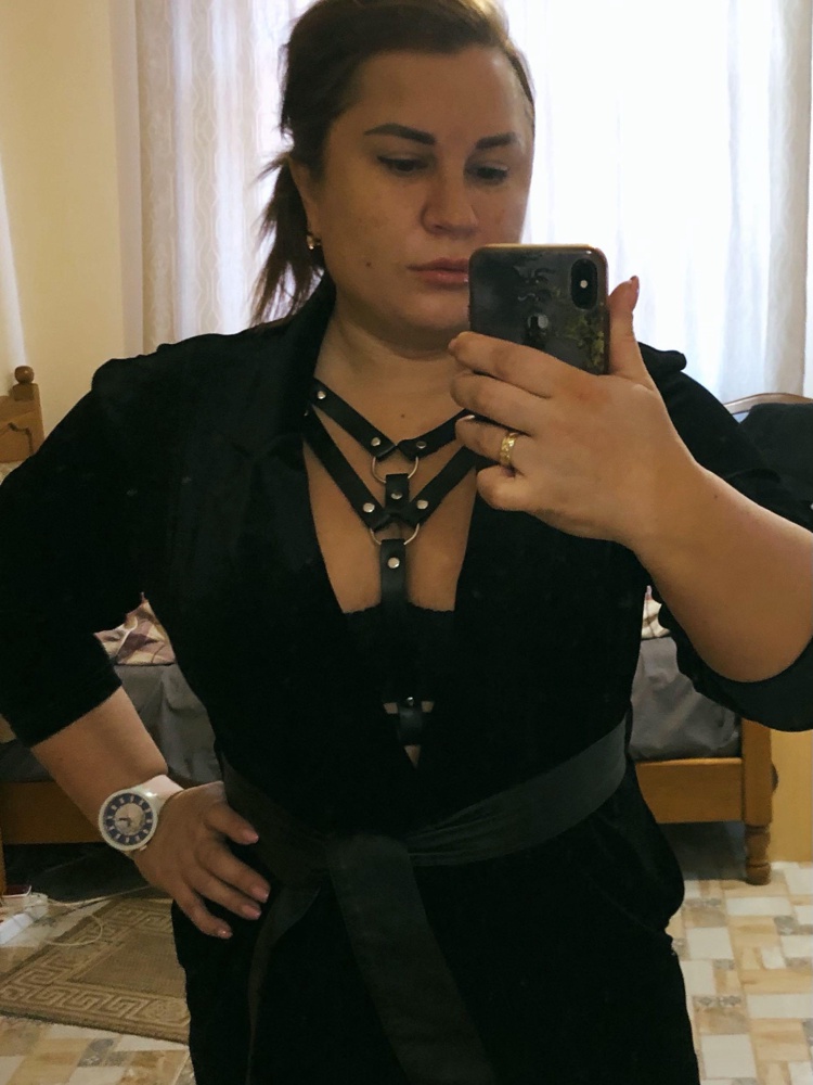 Красивый дизайн, подошел размер на объём под грудь 80см. Муж увидел, сразу вы@&₽л ))))) жаль что не натуральная кожа, так было бы приятнее)) пришел в обычном прозрачном пакете.