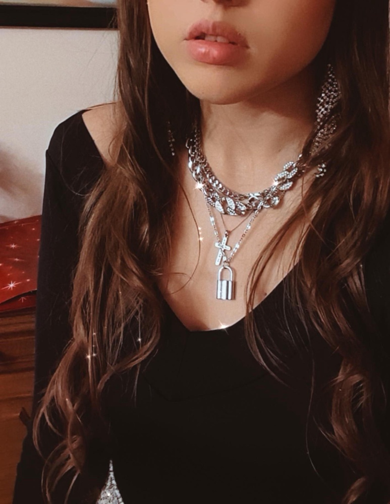 Очень красиво сидит. Единственный минус в застешке в низу, она натирает( но на колготки не заметно.